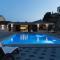 relax and more house with pool - ليوبوشكي
