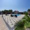 relax and more house with pool - ليوبوشكي