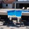 relax and more house with pool - ليوبوشكي