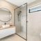 Byron by the Beach - Luxe, Heated Pool, Spa, Water views, Walk to Beach