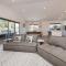 Missys Escape - Luxe Family Entertainer Pool Spa Walk to Beach