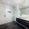 Missys Escape - Luxe Family Entertainer Pool Spa Walk to Beach