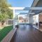 Missys Escape - Luxe Family Entertainer Pool Spa Walk to Beach