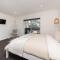 Missys Escape - Luxe Family Entertainer Pool Spa Walk to Beach