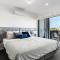 Castaway Villa - Luxe on the Marina Walk to Beach