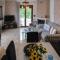 Effie's Maisonette with Detached Studio - 阿马利阿波利