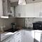 St Martin apt with aircon, car park & swimming pool across street,access to shared garden area - 圣马丹德雷