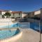 St Martin apt with aircon, car park & swimming pool across street,access to shared garden area - 圣马丹德雷