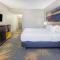 317B Days Inn I81 king room