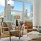 "The Draper" - Luxury Corner Unit w Tower View, - Near Stampede, Saddledome, BMO Centre! FREE Parking, Banff Pass, & Wine!