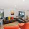 Treetops-Large Home 9km to CBD Sleeps 10