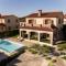 Villa del Lago with heated pool