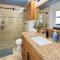 3 bdr House 4min walk to the Beach with Pool,Tiki canal boat dock - ديرفيلد بيتش