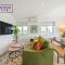 Modern Serviced Apartments For Contractors & Families With FREE Parking, WiFi & Netflix By REDWOOD STAYS Modern Serviced Apartments For Contractors & Families With FREE Parking, WiFi & Netflix By REDWOOD STAYS