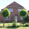Appartement in Flachsmeer mit Grill, Terrasse und Garten