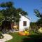 Freistehender Bungalow Perla mit Garten und Grill