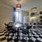 La Maison Bleue, Suite