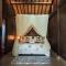 Authentic Joglo Villa: Private Pool & Lush Garden - Dalung