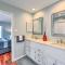 Waterfront Condo with Pool Access in Hot Springs - 温泉城