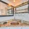 Waterfront Condo with Pool Access in Hot Springs - 温泉城