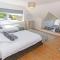 Rooftops Braunton, Stylish Beach House - Fantastic Views - Hot Tub hire - Sleeps 8