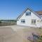 Rooftops Braunton, Stylish Beach House - Fantastic Views - Hot Tub hire - Sleeps 8
