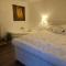 TopHill Gardens House - Shared Pool - Jacuzzi - 24hrs check in - 10m from Airport - 科洛皮奥