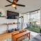 Kailua-Kona Condo with Balcony Walk to the Beach! - كيلوا كونا