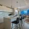 "The Draper" - Luxury Corner Unit w Tower View, - Near Stampede, Saddledome, BMO Centre! FREE Parking, Banff Pass, & Wine!