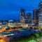 "The Draper" - Luxury Corner Unit w Tower View, - Near Stampede, Saddledome, BMO Centre! FREE Parking, Banff Pass, & Wine!