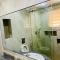 Luxury Oasis 2 - Entire 2 Bedroom Apartment in Abuja with Pool, Gym, WiFi, Balcony, and Garden - Abuja