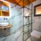 Lodges Shen Nikolla