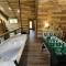 Escape to All Inn A Luxurious 6 King Bedroom Cabin with an indoor pool theater and game rooms - 赛维尔维尔