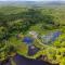 Beautiful Home on 22 Acres with Ponds, Game Room, Hot Tub and Central Air - 威尔明顿