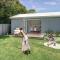 Moffat Beach Entertainer with Kids Retreat & Walk to Beach