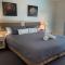 Pacific Blue 245-265 Sandy Point Rd - Dual Key Access, air conditioned unit with resort facilities and linen supplied