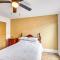 Riverfront Hot Springs Retreat with Deck and Fireplace - 温泉城