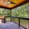 Riverfront Hot Springs Retreat with Deck and Fireplace - 温泉城
