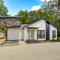 Riverfront Hot Springs Retreat with Deck and Fireplace - 温泉城
