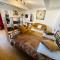 No 14 , 15 meters plein centre Mirepoix apartment Très Calme Netflix ,Terrace Sleeps 4 70 m2