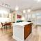 Luxury 2BR Loft River Walk Views with Pool and Gym - San Antonio