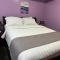 Serenity & memorable Cozy Lower Level Apartment Room in TownHouse Private Entrance