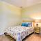 Walk to Sea Isle Beach Retreat with Deck and Patio! - 加尔维斯敦