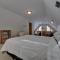 Large Deck and Resort Amenities Lake Ariel Retreat