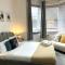 Ground Floor En-Suite Room with a Private Kitchen and Parking in a 5-Bedroom House at Hanwell