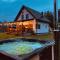 Domek z kominkiem nad jeziorem z jacuzzi ogrodowym - Sumowo