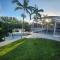 Modern Saltwater Front Home with A Private Pool - كيب كورال