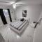 Modern Saltwater Front Home with A Private Pool - كيب كورال
