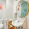 Quiet Studio 5 Mins from Airport with Fast Wifi, Netflix, Gym, Pool - Pusok