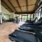 Quiet Studio 5 Mins from Airport with Fast Wifi, Netflix, Gym, Pool - Pusok